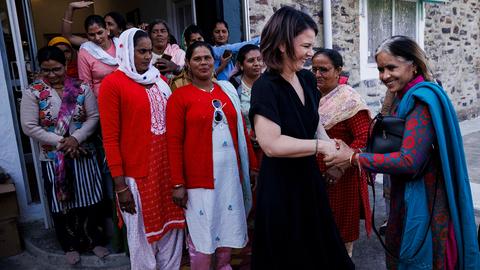 Annalena Baerbock trifft sich mit Frauen des Dorfes Khori (Indien). (dpa)