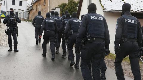 Beamte der Polizei bei einer Razzia im thüringischen Saaldorf, die sich im Dezember 2022 gegen die Reichsbürger-Szene richtet. (dpa)