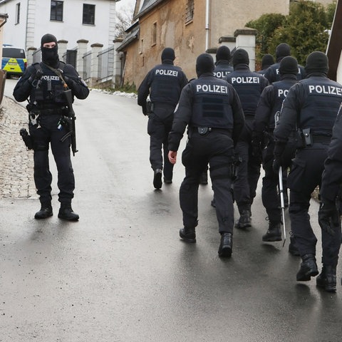 Beamte der Polizei bei einer Razzia im thüringischen Saaldorf, die sich im Dezember 2022 gegen die Reichsbürger-Szene richtet. (dpa)