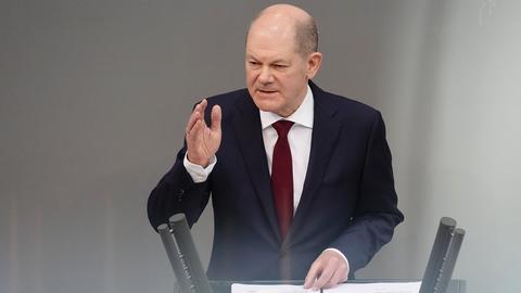 Olaf Scholz hält zu Beginn der Sondersitzung des Bundestags zum Krieg in der Ukraine am 27.02.2022 eine Regierungserklärung. (dpa)