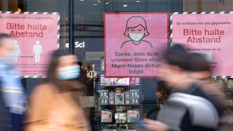 Schilder in Schaufenstern in der Münchener Innenstadt weisen auf die Maskenpflicht hin. (dpa)
