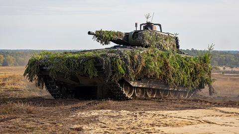 Ein Schützenpanzer "Puma" nimmt an der Ausbildungs- und Lehrübung des Heeres teil. (dpa)