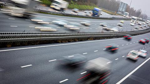  Fahrzeuge fahren über die Autobahn. (dpa)