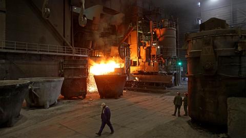 Stahlwerkshalle von ArcelorMittal in Hamburg (picture alliance / dpa)