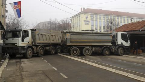 Einer Barrikade aus mit Steinen beladenen Lastwagen in Mitrovica im Kosovo. (dpa)