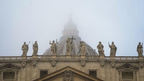 Der Petersdom in Nebel gehüllt (dpa)