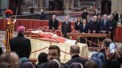 Der Leichnam des verstorbenen emeritierten  Papst Benedikt im Petersdom (dpa)