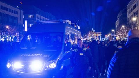 Berliner Polizisten im Einsatz am Brandenburger Tor in der Silvesternacht. (dpa)