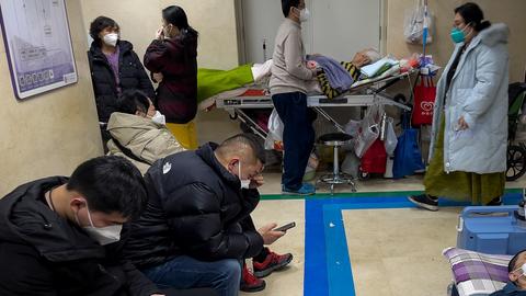 Menschen im Flur einer Notaufnahme in Peking. (dpa)