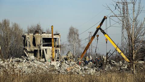 Arbeiter räumen Trümmer nach einem ukrainischen Raketeneinschlag in der von Russland besetzten Stadt Makijiwka weg. (dpa)