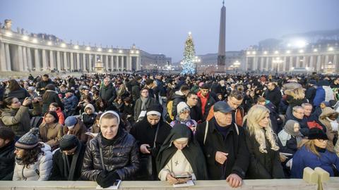  Gläubige warten frühmorgens auf den Beginn der öffentlichen Trauermesse für den verstorbenen emeritierten Papst Benedikt XVI. auf dem Petersplatz. (dpa)