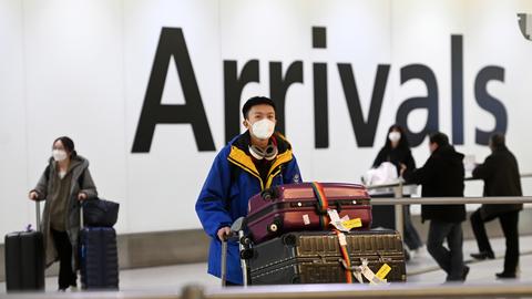Menschen aus China bei der Einreise an Heathrow Airport in London (EPA)