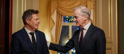 Robert Habeck (links) und Jonas Gahr Store in Oslo, Norwegen. (dpa)