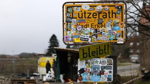 Aufkleber auf dem Ortseingangsschild des Dorfes Lützerath (EPA)