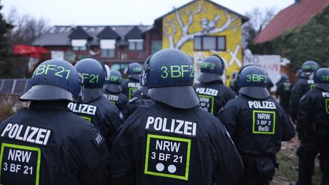 Polizisten stehen am zweiten Tag der Räumung im von Klimaaktivisten besetzten Braunkohleort Lützerath. (dpa)