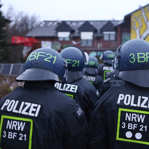 Polizisten stehen am zweiten Tag der Räumung im von Klimaaktivisten besetzten Braunkohleort Lützerath. (dpa)