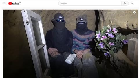 Demonstranten sitzen in einem Tunnel in Lützerath. ()
