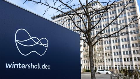 Das Logo von Wintershall Dea vor dem Geschäftsgebäude am Standort Kassel (picture alliance/dpa)