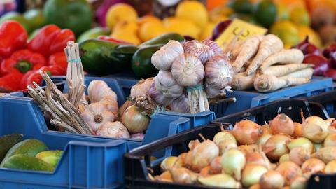 Obst und Gemüse liegt auf einem Verkaufsstand auf dem Wochenmarkt in Neustrelitz. (Archivbild) (dpa)