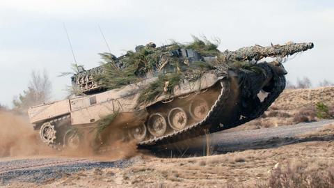 Ein "Leopard 2"-Kampfpanzer auf einem Testgelände. (Quelle: Krauss-Maffei Wegmann) (dpa)