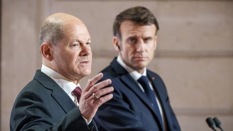 Kanzler Scholz der französische Präsident Macron bei ihrer gemeinsamen Pressekonferenz in Paris (dpa)