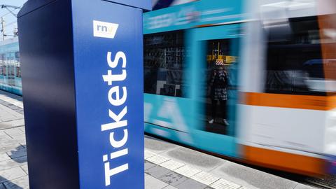 Ein Ticketautomat für den Nahverkehr an einem Straßenbahngleis. (dpa)