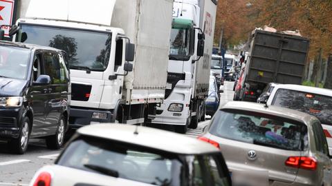 PKW und LKW auf einer Straße in Frankfurt am Main (dpa)