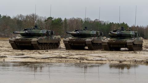 Drei Leopard-Panzer auf einem Truppenübungsplatz in Münster (dpa)