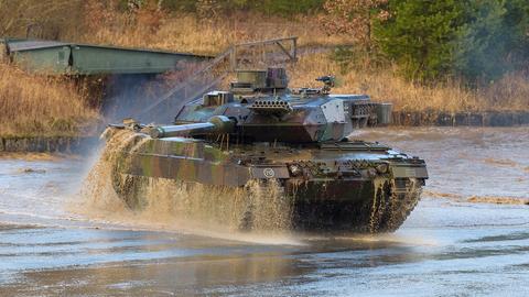 Ein Kampfpanzer der Bundeswehr vom Typ "Leopard 2 A6" fährt während einer Übung. (picture alliance/dpa)