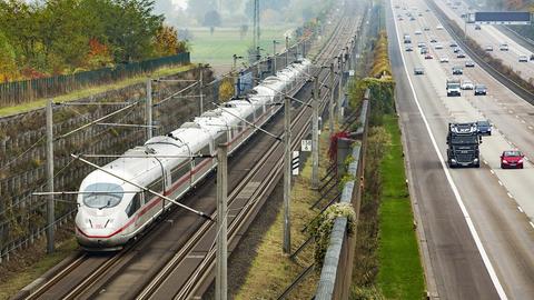 Bundesautobahn A3 neben der ICE Hochgeschwindigkeitstrasse (picture alliance / Geisler-Fotop)