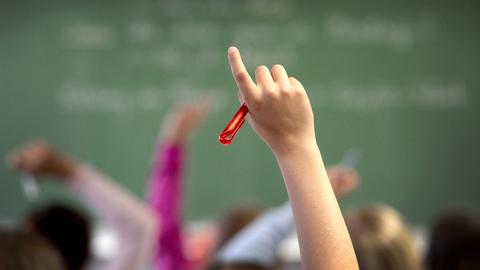 Eine Schülerin meldet sich im Klassenzimmer. (dpa)