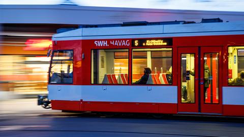 Fahrgäste sitzen im Berufsverkehr in einer Straßenbahn in Halle (Sachsen-Anhalt). (dpa)