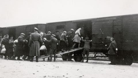 Juden werden in einem Zug nach Auschwitz deportiert. (Archivbild, 1944 in Warschau aufgenommen) (akg-images / Imagno)