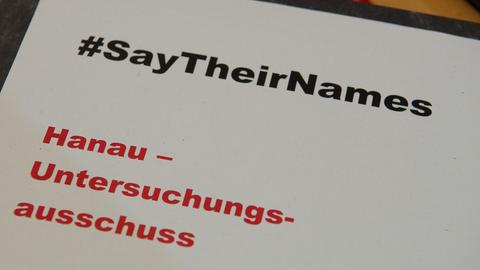 Eine Akte mit der Aufschrift «Hanau-Untersuchungsausschuss» liegt auf einem Tisch im Plenum des Landtags. (dpa)