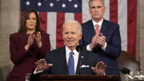 Vizepräsidentin Kamala Harris und der Sprecher des Repräsentantenhauses, Kevin McCarthy, applaudieren Joe Biden bei der Rede zur Lage der Nation. (AP)