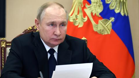 Dieses von der staatlichen russischen Nachrichtenagentur Sputnik via AP veröffentlichte Foto zeigt Wladimir Putin, Präsident von Russland (Archivbild). (dpa)