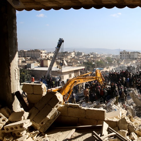 Rettungskräfte suchen Überlebenden in zerstörten Gebäuden nach dem Erdbeben (Syrien) (dpa)