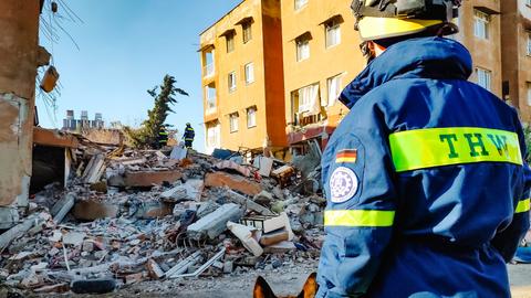 Ein Helfer des Technisches Hilfswerks (THW) steht im Erdbebengebiet der türkischen Provinz Hatay. (Aufnahme vom 9. Februar 2023) (dpa)