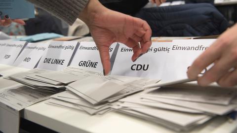  Wahlhelfer sichten im City Cube nach der wiederholten Wahl die Stimmzettel der Briefwähler.  (picture alliance/dpa)