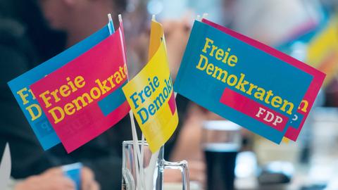 Fähnchen der FDP stehen im Congress Centrum beim Landesparteitag der FDP in Bayern (Archivbild). (dpa)