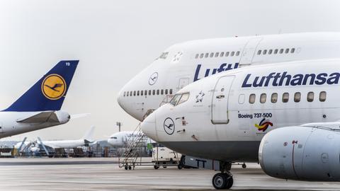 Lufthansa-Maschinen stehen auf dem Vorfeld am Flughafen Frankfurt am Main (dpa)