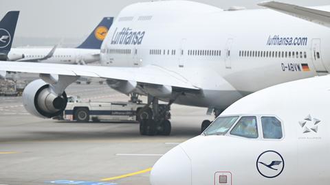 Maschinen der Lufthansa auf einem Rollfeld (dpa)
