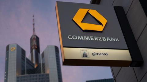 Logo der Commerzbank an einer Filiale (dpa)