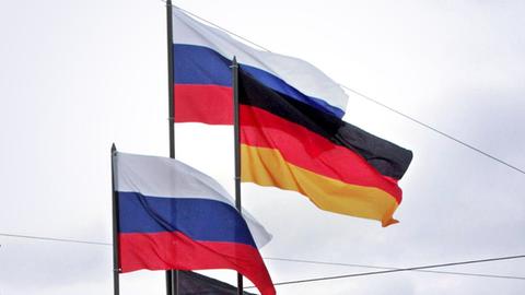 Die deutsche und die russische Flaggen (picture-alliance/ dpa/dpaweb)