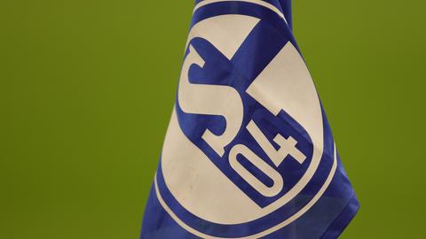 Das Logo des Fußball-Bundesligisten FC Schalke 04 prangt auf einer Eckfahne (Jürgen Fromme /firo Sportphoto)