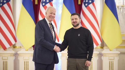 Joe Biden, Präsident der USA, der Wolodymyr Selenskyj, Präsident der Ukraine, bei seinem Besuch in Kiew die Hand schüttelt. (dpa)