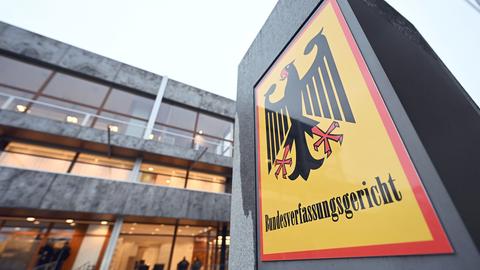 Ein Hinweisschild mit Bundesadler und dem Schriftzug "Bundesverfassungsgericht" steht vor dem Bundesverfassungsgericht in Karlsruhe. (dpa)