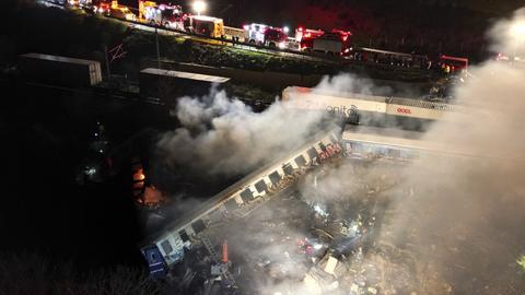 Rauch steigt auf, während Feuerwehrleute und Rettungskräfte nach einem Zusammenstoß zweier Züge in der Nähe von Larissa (Griechenland) im Einsatz sind. (dpa)