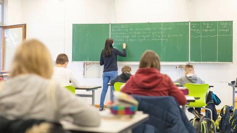 Schülerinnen und Schüler einer fünften Klasse der Johanniter Realschule Heitersheim (Baden-Württemberg) sitzen während dem Unterricht in ihrem Klassenzimmer. (dpa)