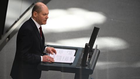 Bundeskanzler Olaf Scholz steht bei seiner Zeitenwende-Rede am Rednerpult des Bundestags (dpa)